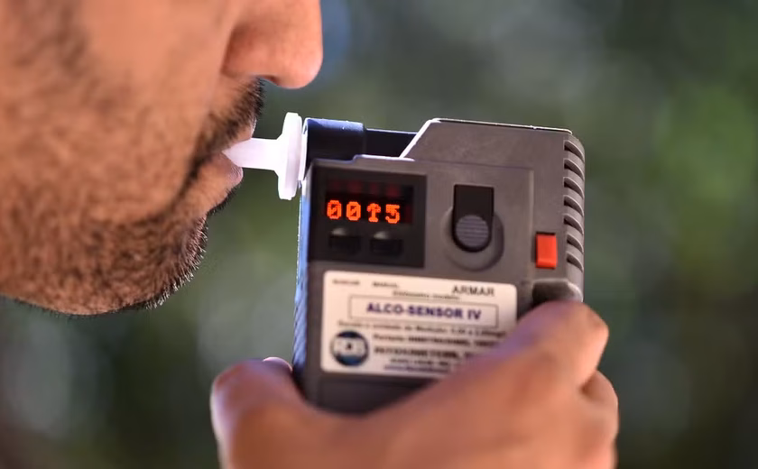 Motociclista embriagado colide em carro e é detido em Palmeira dos Índios