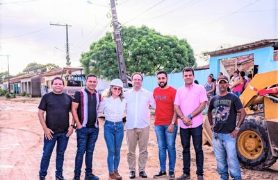 Prefeito Luciano Barbosa acompanha início da pavimentação no povoado Pé-Leve Velho