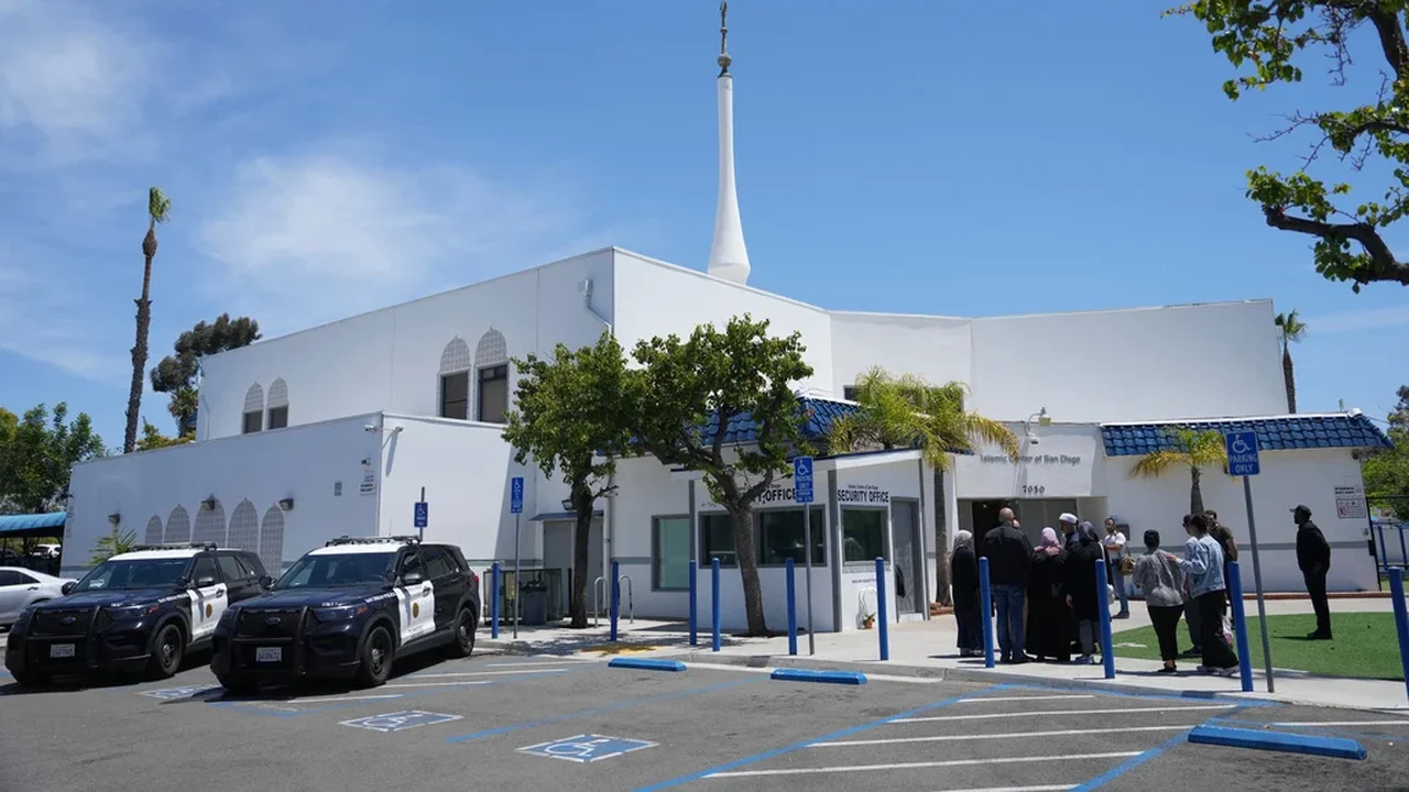Advogado afirma que promotores não forneceram detalhes sobre os supostos vínculos do adolescente com os atiradores da mesquita de San Diego.