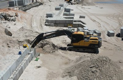 Obras de contenção do mar no Pontal da Barra chegam a 70% de conclusão