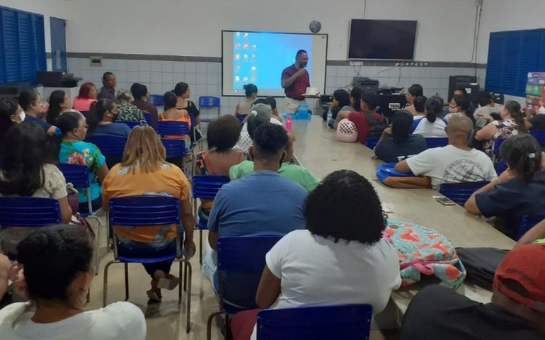 Alunos da Educação de Jovens, Adultos e Idosos incentivam comunidade a voltar a estudar