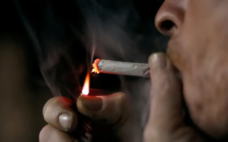 'Se eu comprar, nois fuma': Professora demitida em SP por beijar aluno convidava estudantes para fumar cigarro eletrônico