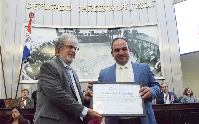 Professor e educador popular Paulo de Jesus é homenageado com a comenda Lêdo Ivo