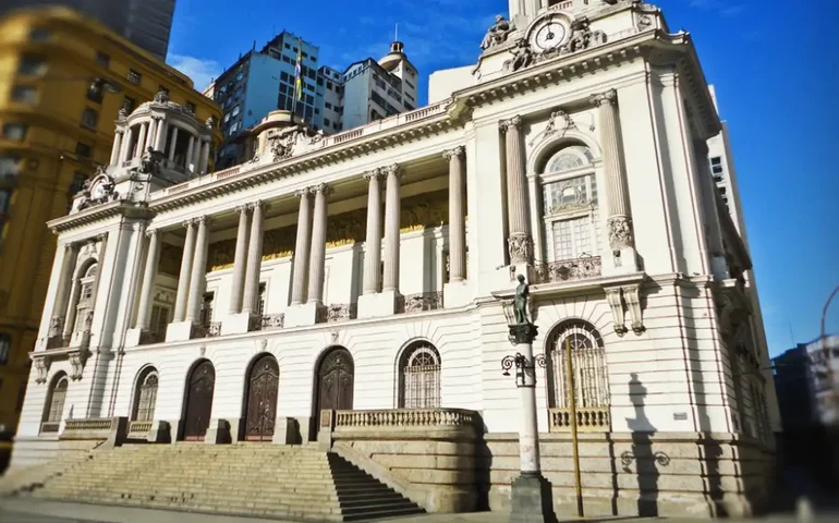 Câmara do Rio aprova projeto que proíbe hidrômetros em calçadas