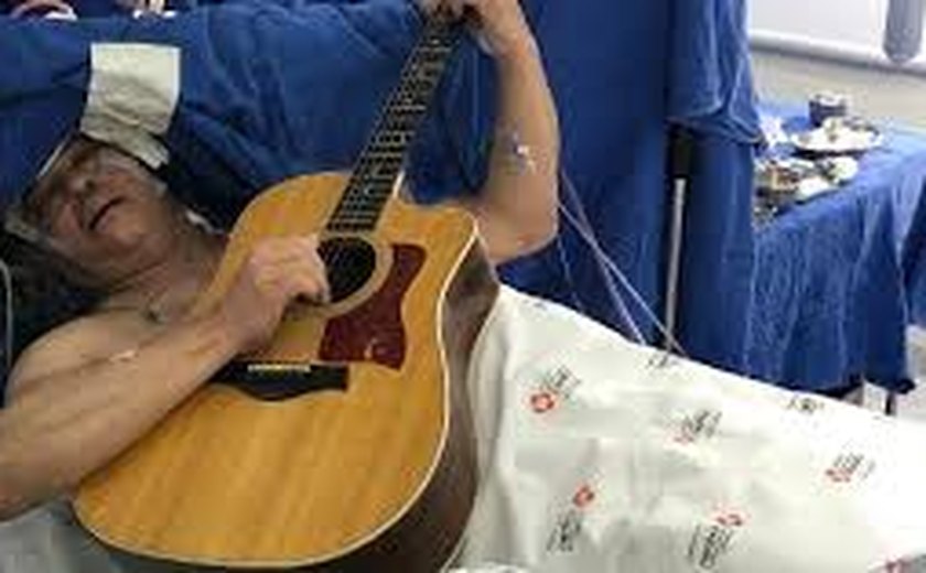 Morre em Santa Catarina neurocirurgião  referência internacional que operou paciente cantando e tocando violão 