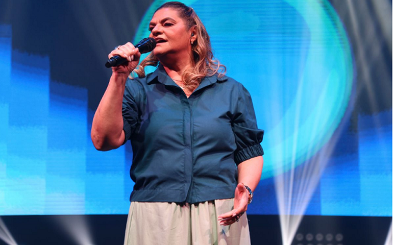 Léa Mendonça relança “Eternamente Sua” em álbum comemorativo