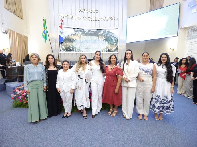 Gabi Gonçalves entrega comenda para oito empreendedoras de Alagoas