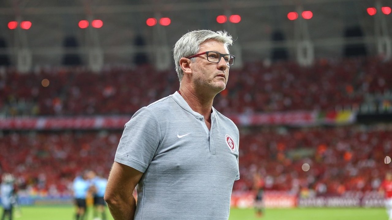Odair Hellmann é liberado após covid-19 e acompanha vitória do sub-20 do Santos