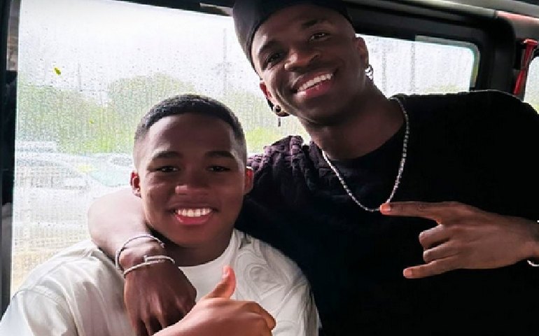 Endrick encontra Vinicius Jr, futuro companheiro de Real Madrid, em férias no Rio