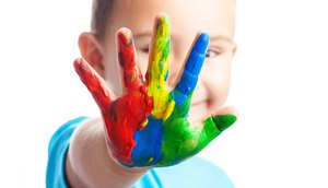 little-boy-with-hand-full-paint-covering-his-face / Foto: Foto: Ilustração Freepik