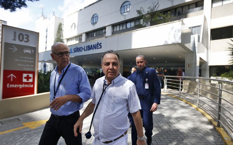 Lula está bem e conversando, diz médico