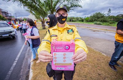Blitz educativa orienta motoristas e pedestres de Arapiraca sobre prevenção ao câncer de mama
