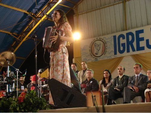 Alice Maciel, com seu ritmo nordestino, louva em São Miguel dos Campos