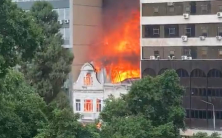 Incêndio atinge prédios comerciais no centro histórico de Porto Alegre