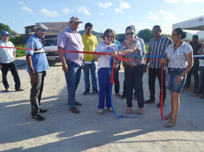 Prefeitura entrega calçamento e quadra de vôlei a população de Cajueiro