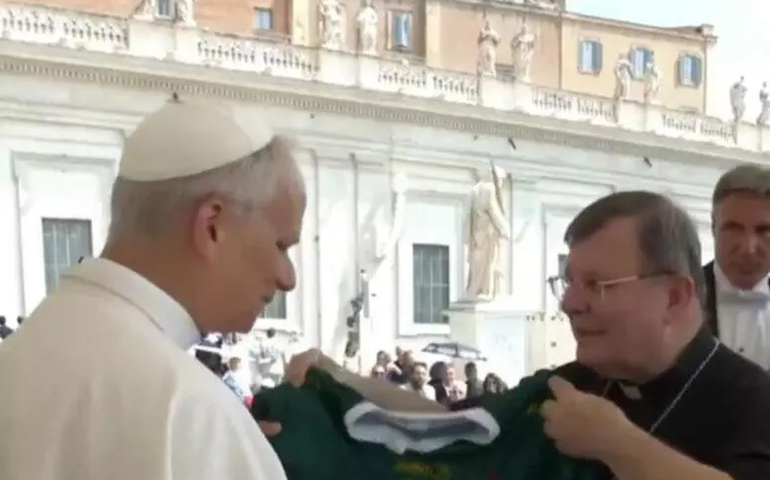 Papa Leão XIV ganha suposta camisa falsificada do Palmeiras