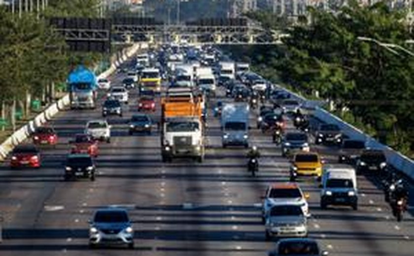 Em SP, vazamento de água em adutora provoca interdição da Marginal do Pinheiros