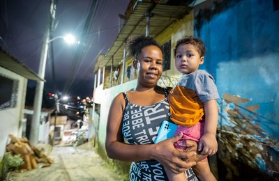 Moradores de grota comemoram iluminação 100% LED na comunidade