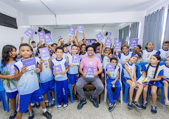 Autor de livros infantojuvenis participa de conscientização ambiental em escolas municipais