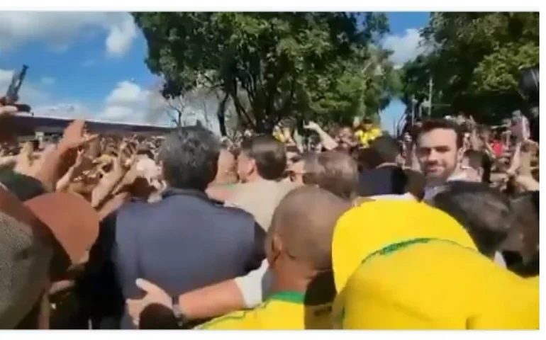 Aos gritos de 'mito', Bolsonaro é seguido por apoiadores na Agrishow, mas reitera papel de 'ex'