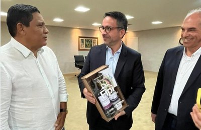 Prefeito Júlio Cezar faz convite ao governador para Festival de Inverno