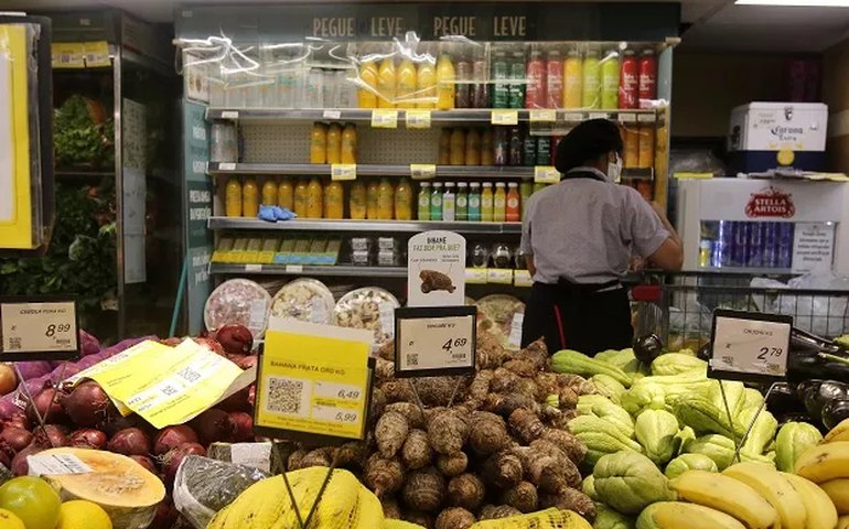 Inflação obrigou 7 em cada 10 brasileiros a cortarem itens de compra no mercado