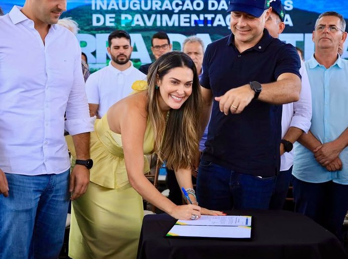 Prefeita Ângela Vanessa assina ordem de serviço para construção de rotatória e área de escape em São José da Laje