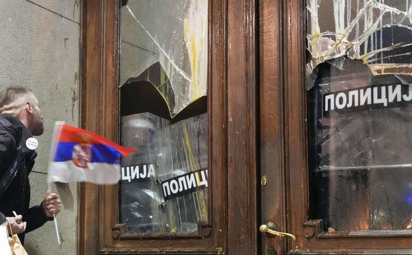 Manifestantes na Sérvia provocam incêndio em prédio do governo de Valjevo