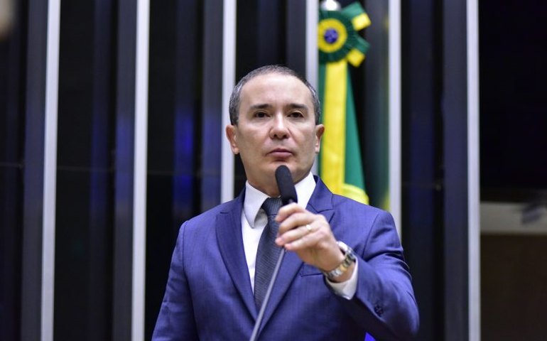 Projeto prevê parcelas extras de seguro-desemprego para trabalhador à espera de filho