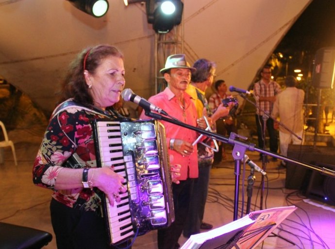 Ditinha do Acordeon conduz arrasta-pé abrindo o São João 2016 de Arapiraca