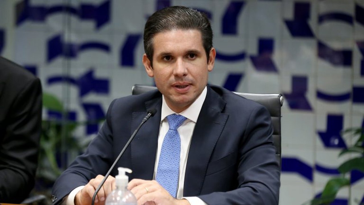 Hugo Motta recebe mulher de preso no 8 de janeiro depois de relativizar tentativa de golpe