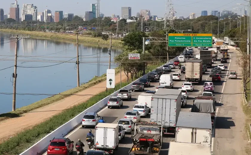 Acidente provoca interdição na Marginal Pinheiros