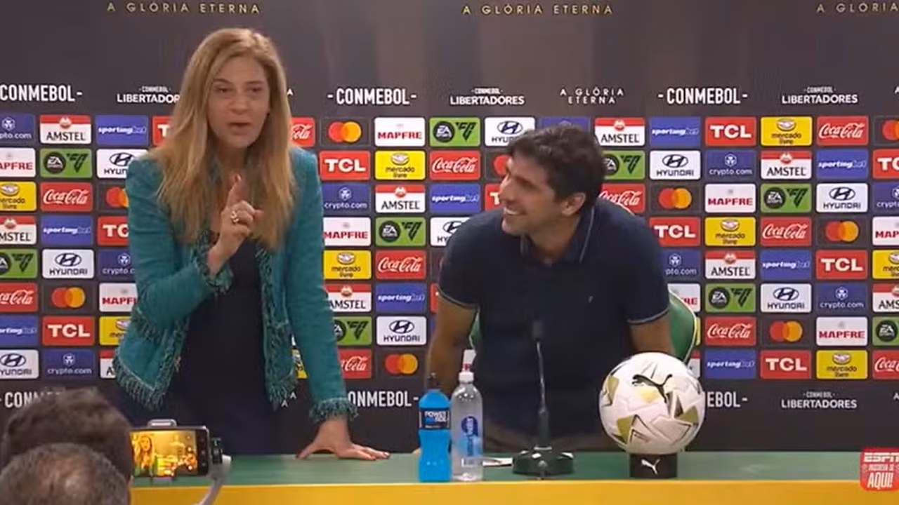 Leila invade coletiva de Abel e rasga elogios ao treinador: 'Maior técnico da história do Palmeiras'