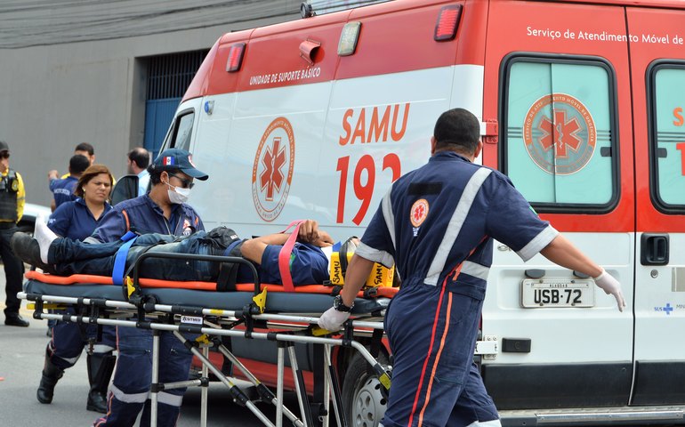 Samu resgata sete vítimas de capotamento de van na BR-104
