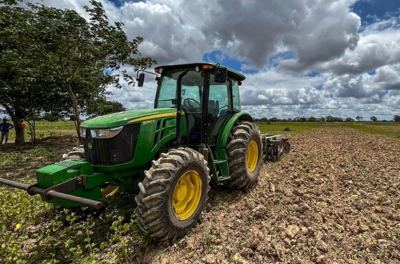 Prefeitura de Penedo faz preparo de solo e oferta assistência técnica para incentivar produção de arroz