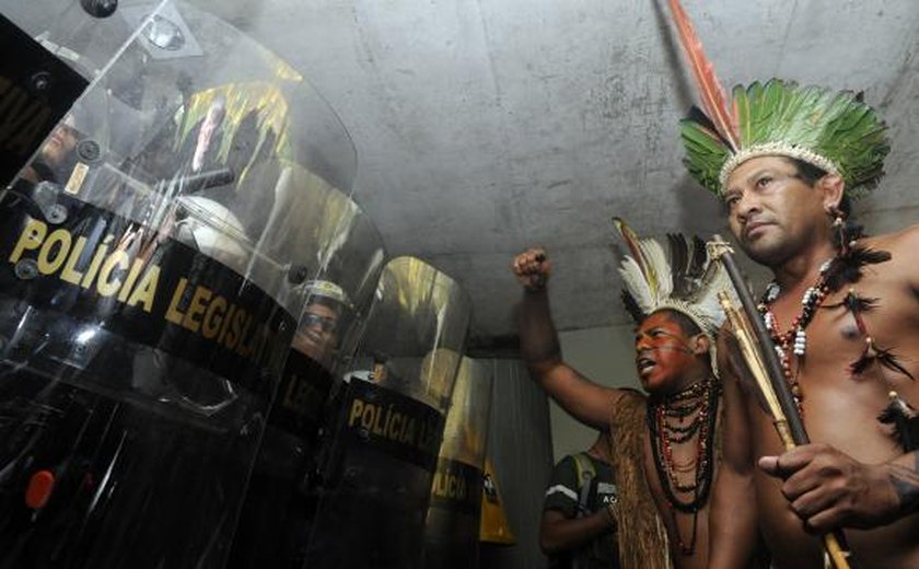 Índios fazem manifestação e tentam ocupar a Câmara dos Deputados