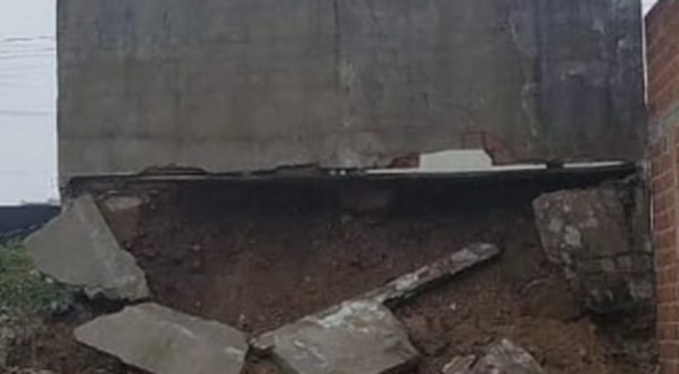 Casa ameaça desabar em Itabaiana