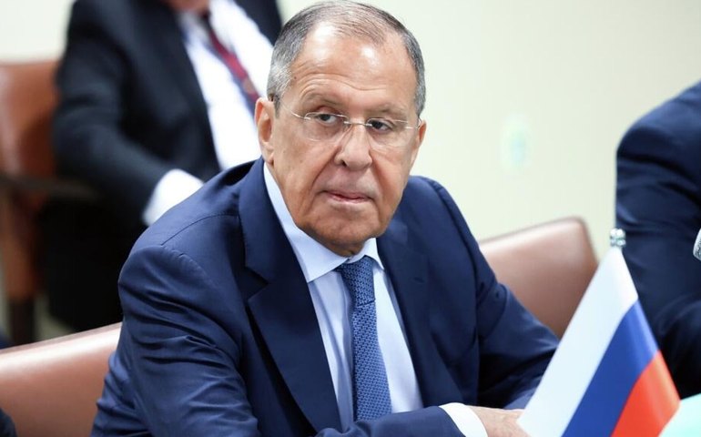 Ocidente está destruindo a globalização com abuso do dólar e sanções ilegais, diz Lavrov