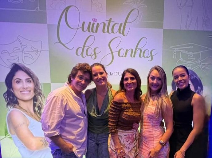 Psicólogo e escritor Alexander Bez prestigia o espetáculo Quintal dos Sonhos em Santos, no litoral de São Paulo