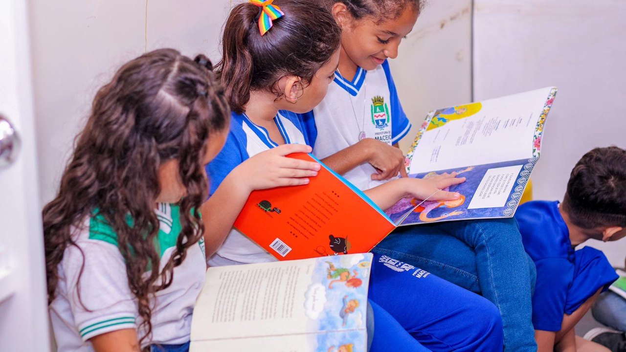 Bienal: Educação de Maceió garante vale-livro para alunos e professores da rede municipal