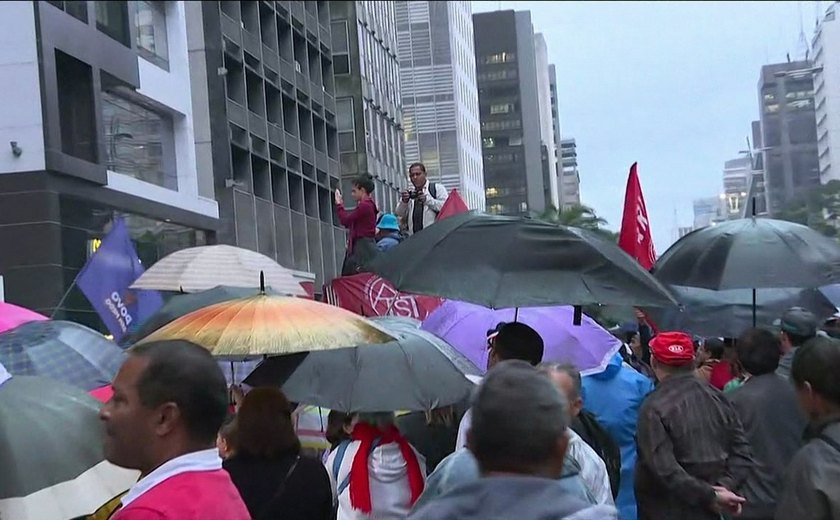 Manifestantes do MTST realizam protesto na Avenida Paulista