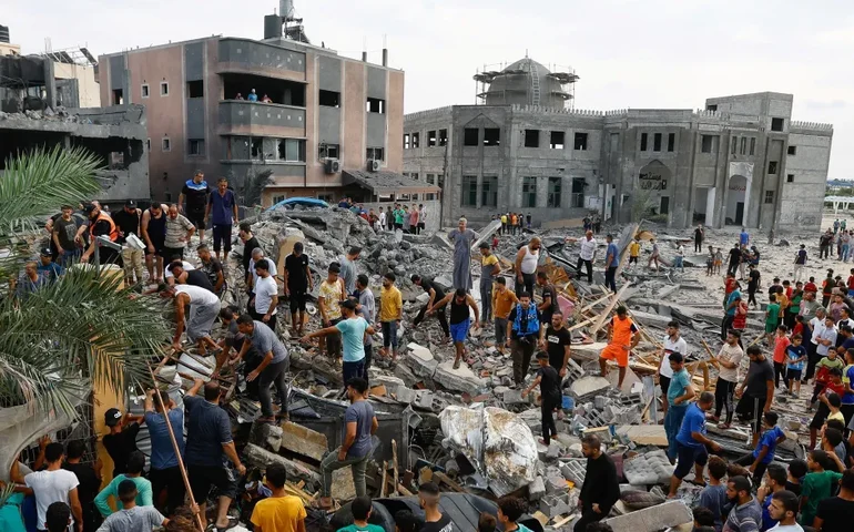 Palestinos ocupam cidade no sul de Gaza, enquanto Israel expande ofensiva no centro