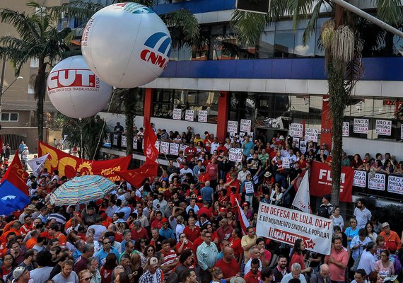 Centenas de pessoas permanecem no sindicato em São Bernardo em apoio a Lula