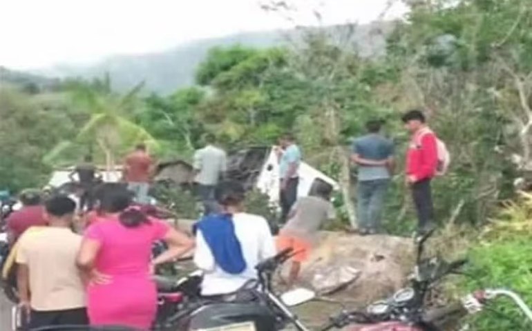 Ônibus que levava equipe escolar de basquete capota e deixa 2 mortos, na Venezuela