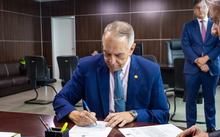 Des. Ivan Brito toma posse como substituto do TRE/AL