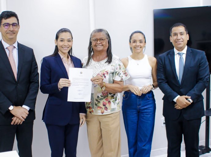 Prefeita Tia Júlia empossa nova procuradora do município aprovada em concurso público