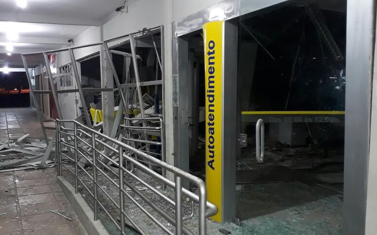 Duas agências báncarias sofrem ataques de bandidos na madrugada