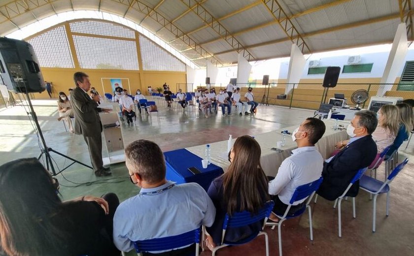 Projeto Recomeçar é implantado em Delmiro Gouveia; iniciativa oferecerá curso de assistente administrativo e operador de supermercado