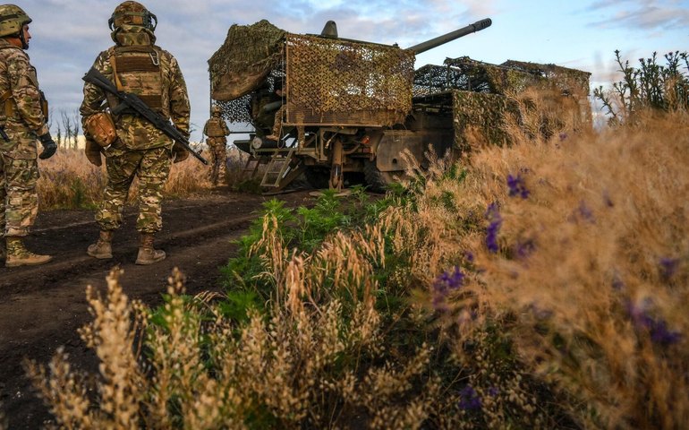 Zelensky mantém tropas em cidades cercadas por prestígio político, avalia analista militar