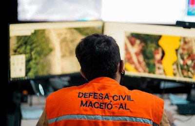 Defesa Civil emite SMS sobre aviso meteorológico para chuvas de fraca a moderada em Maceió